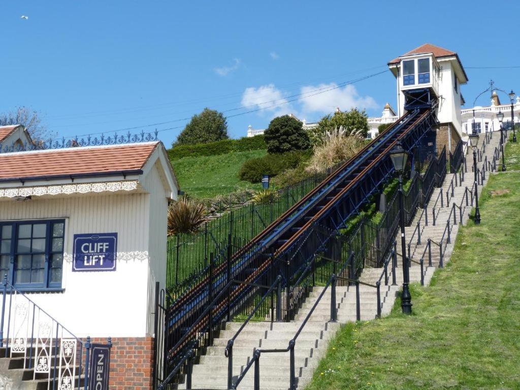 Marine Villa Hotel & Suites - Close To Beach, Train Station & Southend Airport Exterior foto