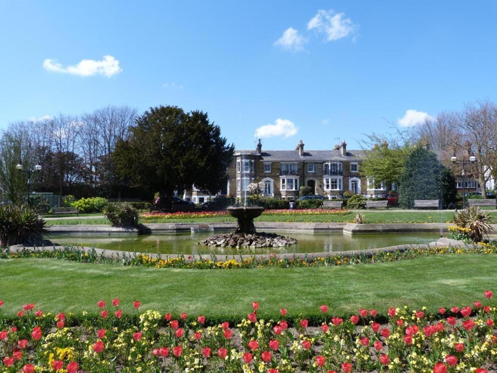 Marine Villa Hotel & Suites - Close To Beach, Train Station & Southend Airport Exterior foto